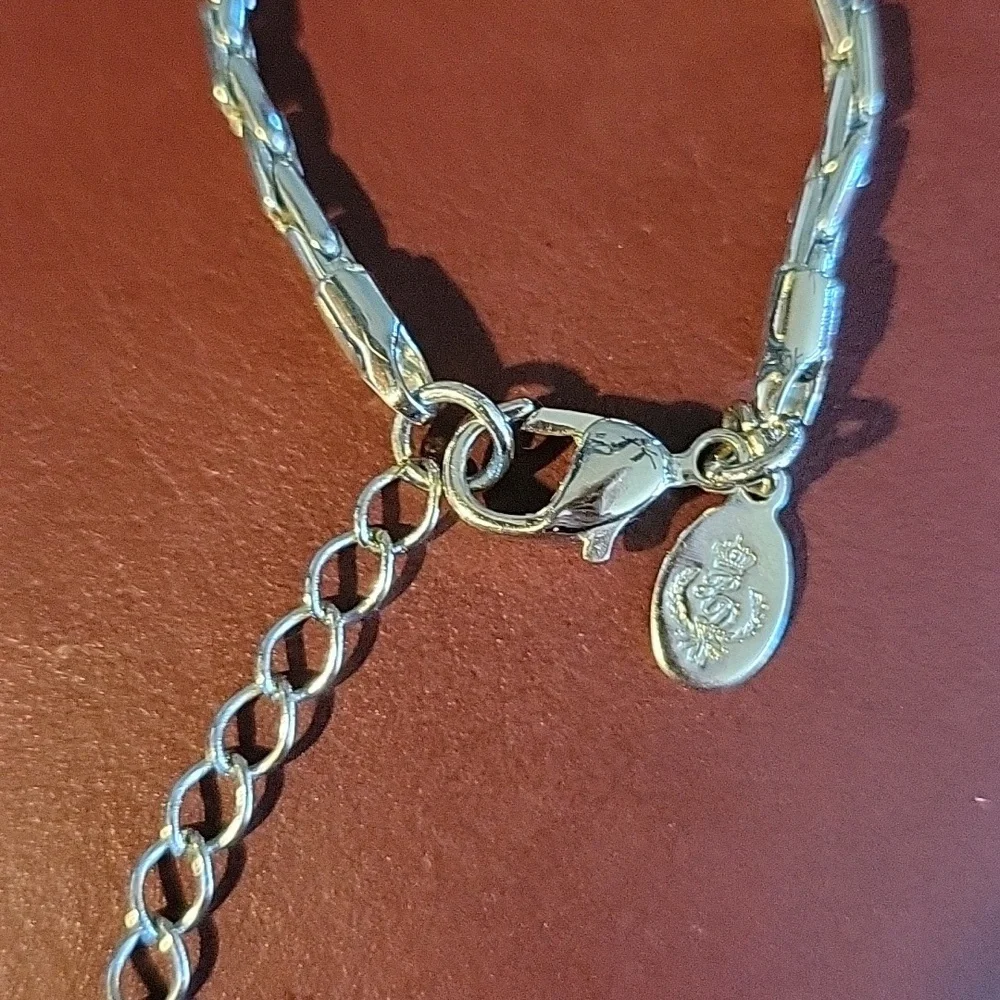 Gold and Silver toned Necklace. 16" with 3" extension. - Picture 4 of 7